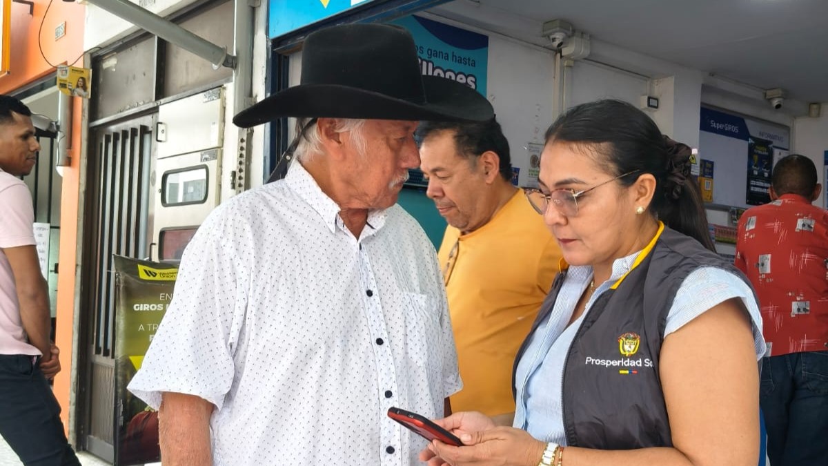Adultos mayores en Casanare durante jornada de pago del programa Colombia Mayor.