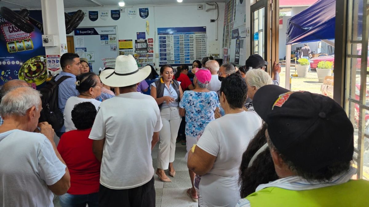 Personas haciendo fila para recibir pagos de Renta Ciudadana en Casanare