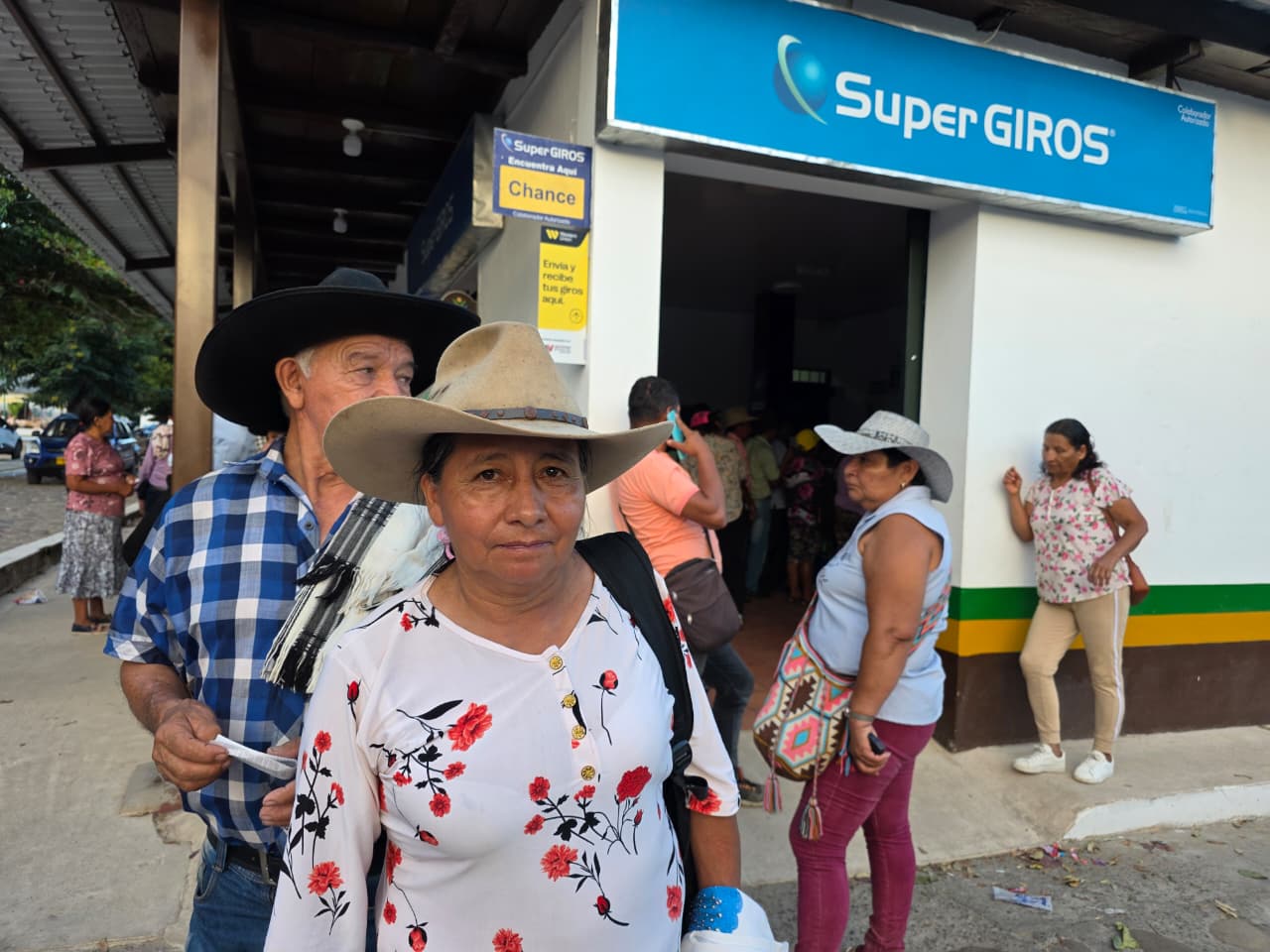 Adultos mayores en Casanare cobrando subsidio Colombia Mayor en punto SuperGiros