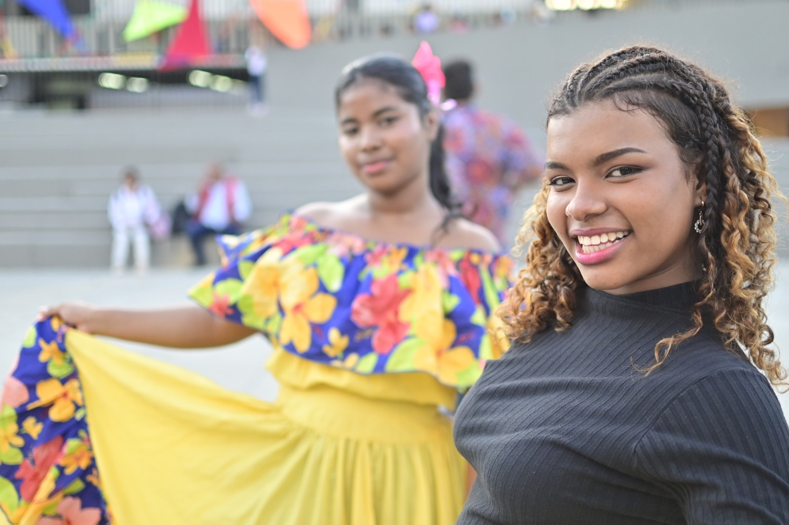 jóvenes reclamando subsidio Renta Joven en punto de pago