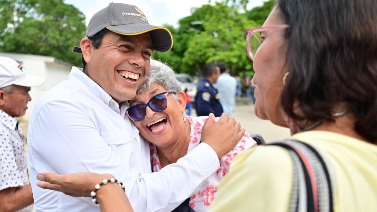 adulto mayor reclamando subsidio Colombia Mayor