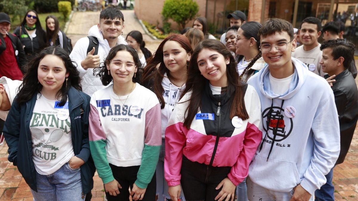 Jóvenes consultando pagos del programa Renta Joven de Prosperidad Social