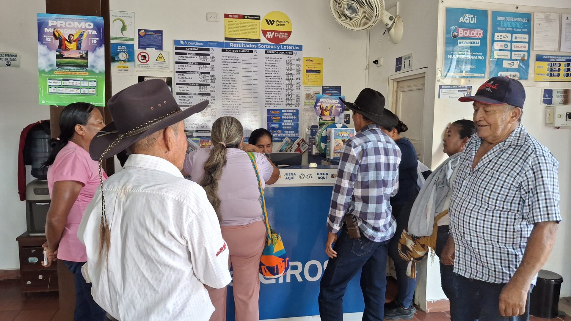 Adulto mayor beneficiario del programa Colombia Mayor durante la ampliación del plazo para reclamar el subsidio hasta el 30 de junio.