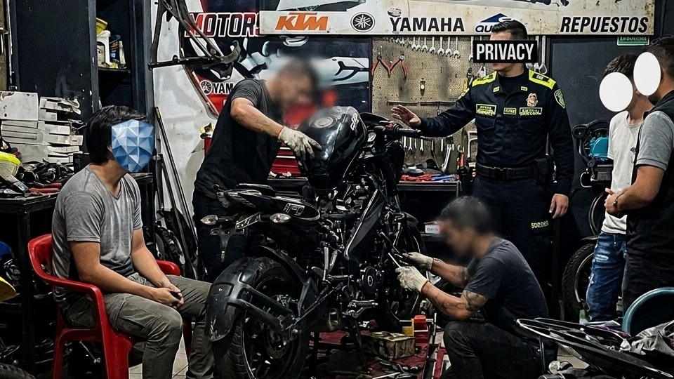 Motocicleta robada localizada mediante GPS en un taller de Yopal durante un procedimiento policial.