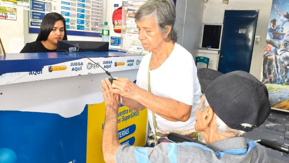 Beneficiarios de Colombia Mayor reciben orientación durante el sexto ciclo de pagos en un punto de SuperGIROS en Casanare.