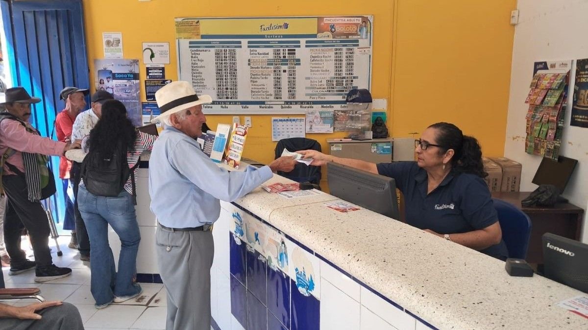Adulto mayor recibe transferencia monetaria del programa Colombia Mayor