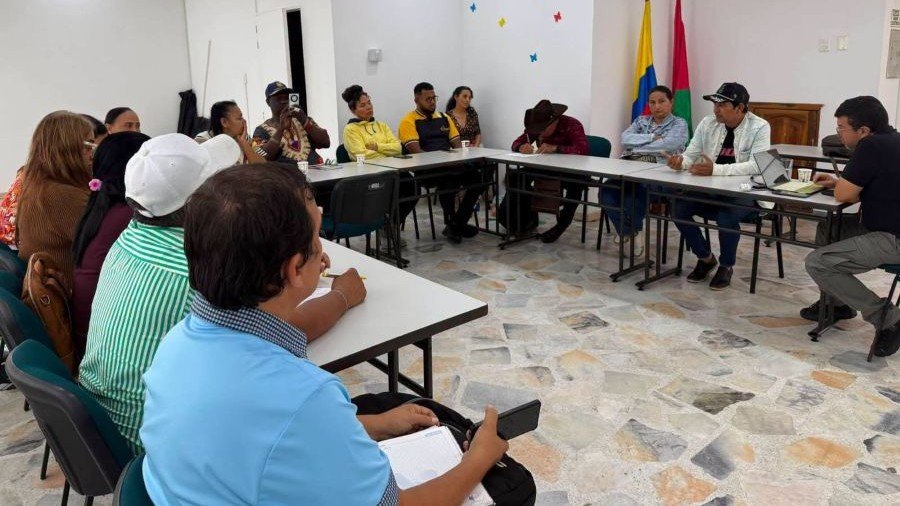 Representantes de asociaciones de economía popular participan en una jornada de orientación en Casanare.