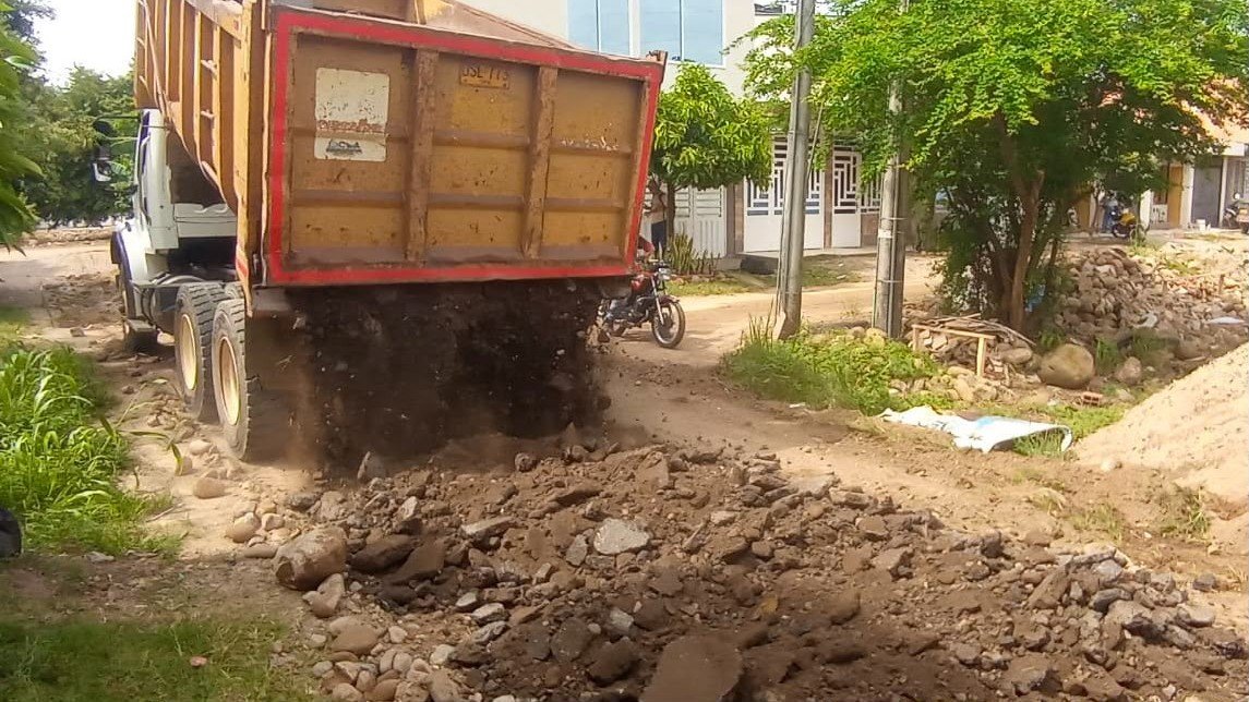 Vía sin pavimentar de la Comuna VII de Yopal después de trabajos de rehabilitación con maquinaria