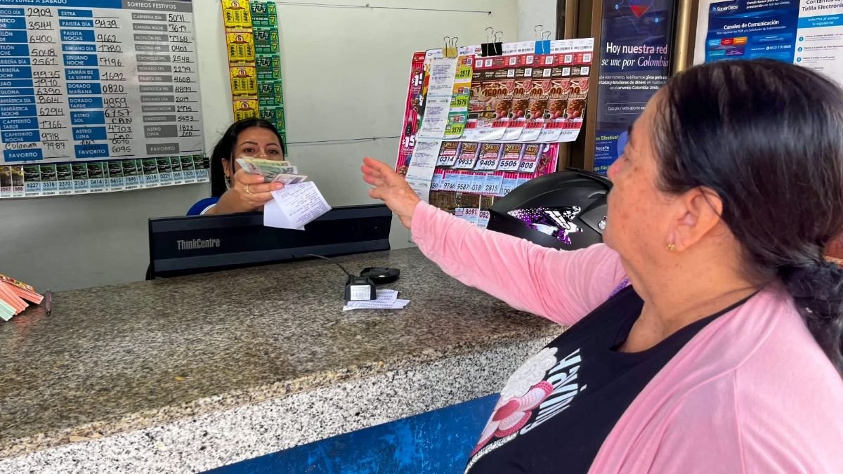 Adultos mayores beneficiarios de Colombia Mayor realizan el cobro de sus transferencias