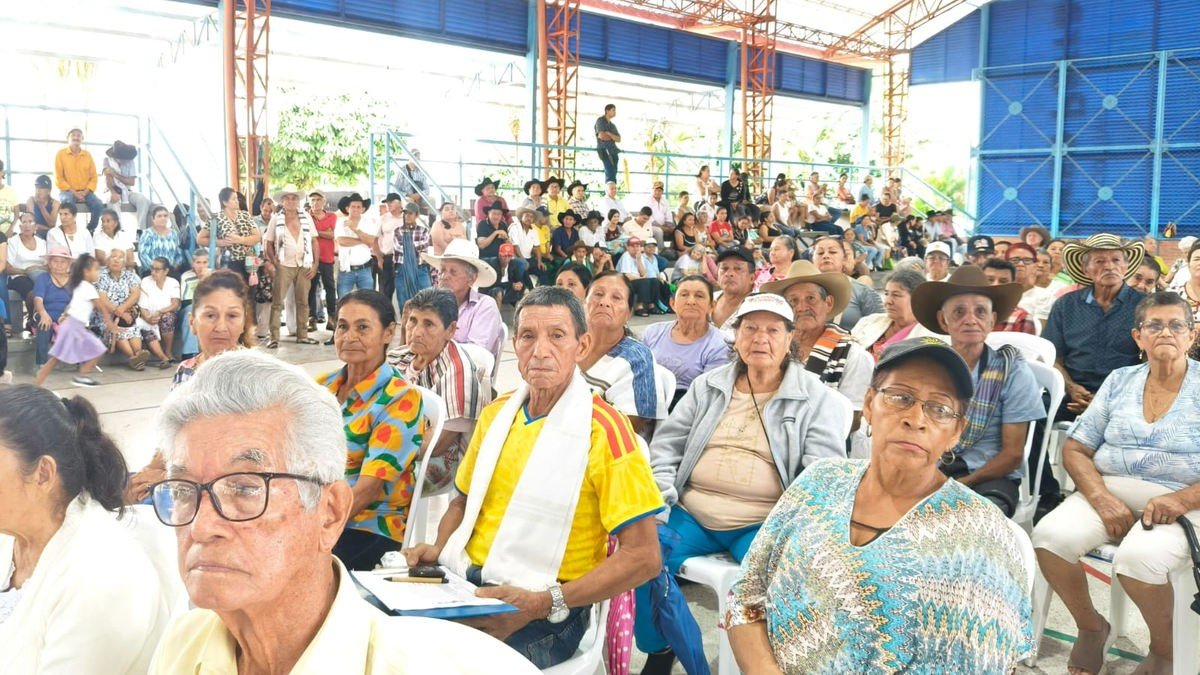 Personas mayores reunidas durante una jornada comunitaria en Casanare. Prosperidad Social anuncia el octavo ciclo de pagos de Colombia Mayor.