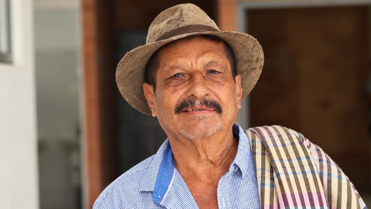 Hombre adulto mayor sonríe. Prosperidad Social confirmó pagos de Colombia Mayor desde el 28 de octubre de 2026.