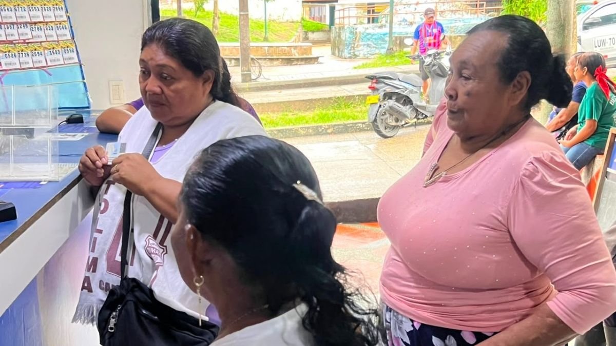 Adultas mayores consultan pagos de Colombia Mayor en un punto de atención.