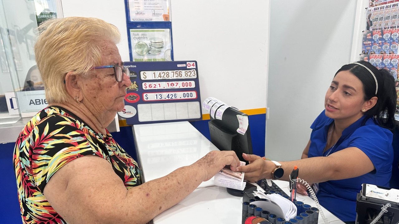 Persona adulta mayor recibe atención en un punto de pagos. Prosperidad Social anuncia nuevas transferencias de Colombia Mayor.